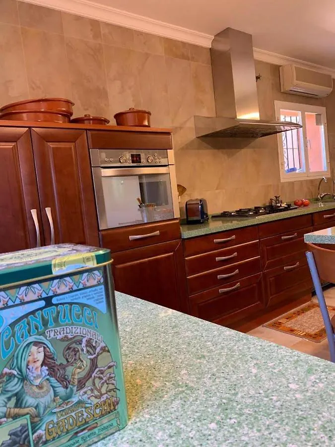 Chalet Con Piscina A 50 M De La Playa . Marbellac